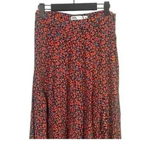 ZARA High Waisted Floral Flowy 2 Slits Preppy Midi Skirt Side Zip Up S Red Black thumbnail 6