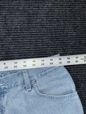 Vintage Y2K Levi’s Relaxed Fit Denim Shorts Women’s 14 / 30 Light Wash Jorts thumbnail 6