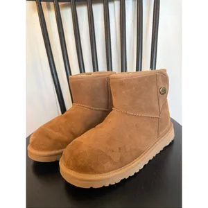 Ugg Jona Women’s snap closure short ankle boot size 6 thumbnail 7