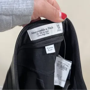 NWT Abercrombie & Fitch Curve Love High Rise 90s Straight Vegan Leather18 short thumbnail 10