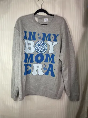 In My Boy Mom Era Sweatshirt XL Gray Graphic Crewneck Port & Company Blue Pullov thumbnail 1