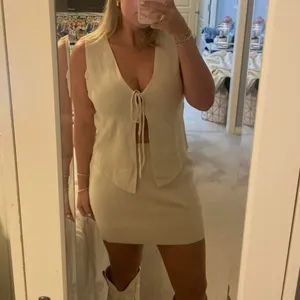 Amazon Two Piece Cream Set thumbnail 3