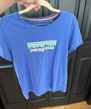 Patagonia woman's logo‎ shirt size medium thumbnail 1