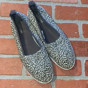 Gray white leopard slip on sneakers Size 8 thumbnail 2