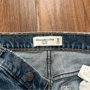 Abercrombie and Fitch the mom high rise jeans thumbnail 5