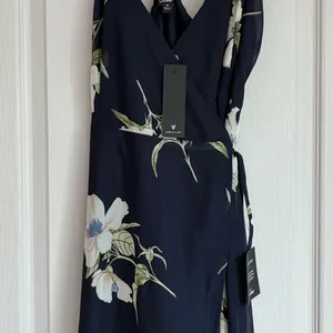 Lulus All Mine Navy Blue Floral Print High-Low‎ Wrap Dress M 65229 NWT thumbnail 14
