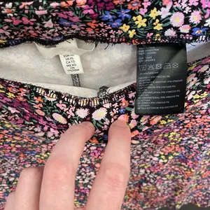 H&M Ditsy Floral Multicolored Bike Shorts Women’s Summer Spring thumbnail 4