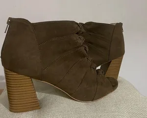 Attention Anckle Boots size 10 Good condition. Heels 3” thumbnail 2