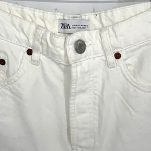 Zara Womens Frayed Hem High Rise Button Fly Denim Shorts‎ White Size 8 thumbnail 2