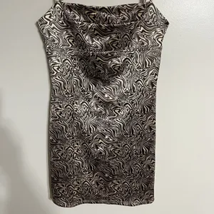 Urban‎ Outfitters UO Cole Swirl Sateen Mini Dress Size Medium Brown & Tan thumbnail 2
