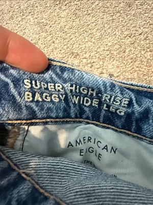 American Eagle High Rise Medium Wash Thrashed Hem Baggy Wide Leg Jeans Size 6 thumbnail 5