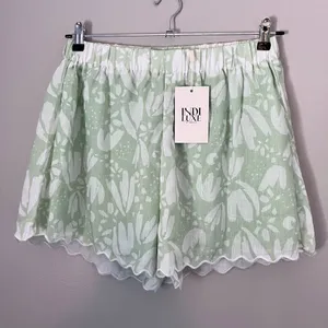 Indi Luxe Selfie Leslie NEW Swing Of Things Scalloped Cotton Shorts Sage Green thumbnail 2