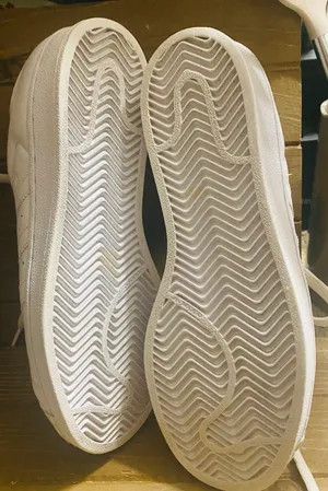 Adidas super star shell toe sneakers white size 7 *** please notice 1 shoe missing emblem inside*** thumbnail 4