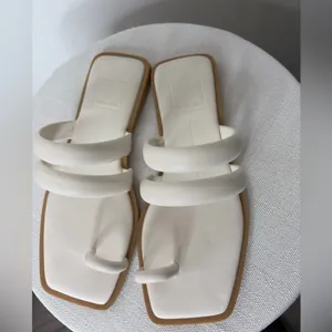 Dolce Vita White Toe Loop Flat Sandals Women’s Size 6 (B91)”✨ thumbnail 3