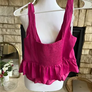⚜️ 3/$25 ⚜️ NWOT Lulus Fuchsia Satin V-Neck Peplum Tank Top, M thumbnail 4