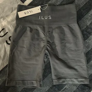 ILUS Seamlux Intensify Athletic shorts Large NWT Gray thumbnail 5