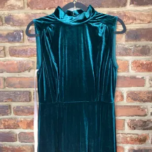 NWT Lulus Classic Elegance Emerald Velvet Sleeveless Mock Neck Maxi Dress Medium thumbnail 4