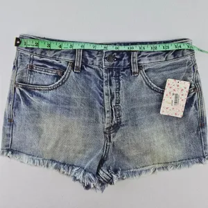 Free People NWT‎ Women's Blue Denim Camp Frayed Hem Button Fly Jean Shorts - 27 thumbnail 3