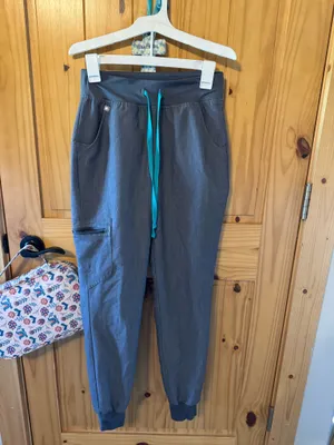 FIGS Scrub Top & Jogger Pants Set thumbnail 2