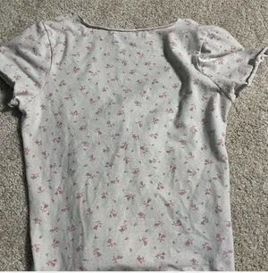 Brandy Melville Floral V-Neck Top Gina Pink Ruched thumbnail 2