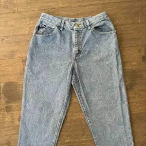 Vintage 90’s Hi-Waist Light Wash Mom Jeans thumbnail 2