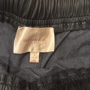Skies are blue size medium women faux leather short‎ thumbnail 3