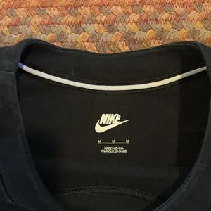 NIKE SILVER FOIL LOGO BLACK BASIC SWEATSHIRT thumbnail 3