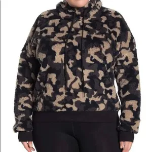 Z by Zella Green‎ Urban Camo Print Faux Shearling Pullover Hoodie Small NEW thumbnail 1
