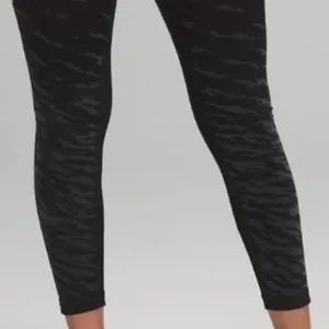 lululemon Wunder Under Lunar New Year HR 25” leggings in Black Tiger sz 0 thumbnail 2