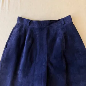 Kenar Vintage 90s High Waisted Suede Leather Pleated Shorts Women 4 Navy Blue thumbnail 6