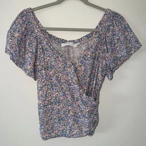 Revolve ASTR the Label Flutter Sleeve Pink and Blue Floral Wrap Blouse women’s medium thumbnail 5