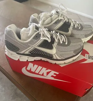 Women’s Nike Zoom Vomero 5 Size 10.5 thumbnail 2