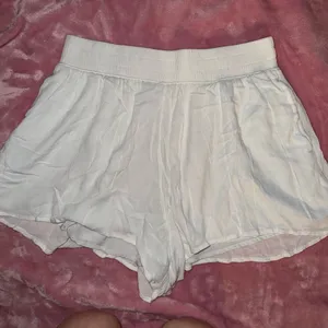 Hollister New‎ Short Flowy Size Large thumbnail 2