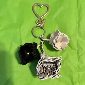 Flower shaped key chain by Victoria Secret thumbnail 3