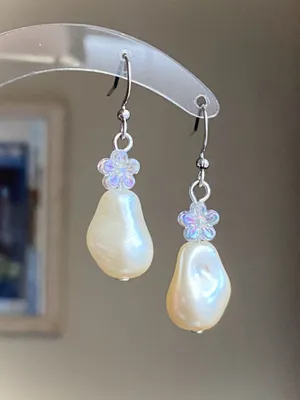 Handmade unique baroque pearl & flower dangle dangle earrings🩵 White thumbnail 1