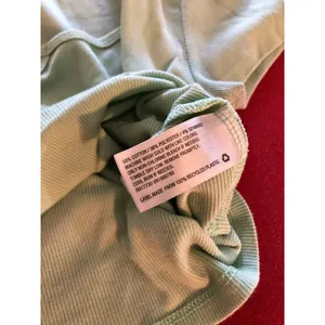 Colsie light green scoop v-neck short sleeve crop top Size Medium thumbnail 4