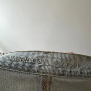 American Eagle Light Wash Distressed Mom Jean Shorts Size 4‎ thumbnail 5