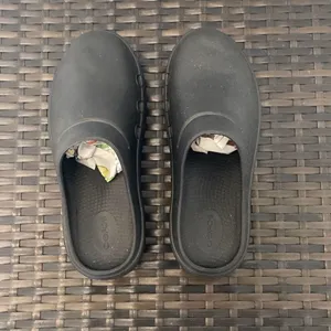 Oofos clogs shoes, women’s size 8 Black thumbnail 4