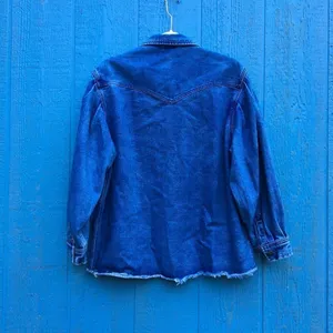 Main Strip Women’s Size Large Blue Button Down Denim Jacket v6x thumbnail 4