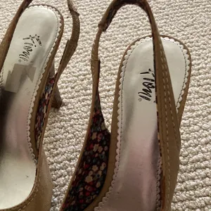 Fioni Nude High Heel Bow Front Platinum 4” Heels Vegan Leather Size 8.5 Like New thumbnail 2