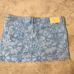 H&M‎ 90s Floral Denim Mini Skirt Frayed Hem Blue Y2K Grunge Button Fly Size 10 thumbnail 4