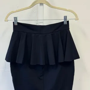 Bebe 2010s Black Peplum Mini Skirt XS Stretchy Bodycon Ruffle Made in USA thumbnail 3