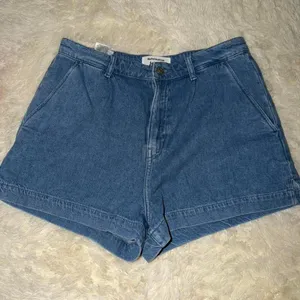 Reformation Elana Pleated Denim Shorts Size 29 thumbnail 2