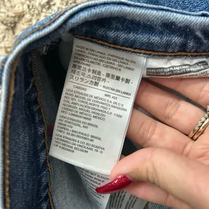 Levi’s Wedgie Straight High Rise Distressed Jeans Sz 28 thumbnail 7