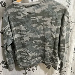 Universal thread sweater thumbnail 3