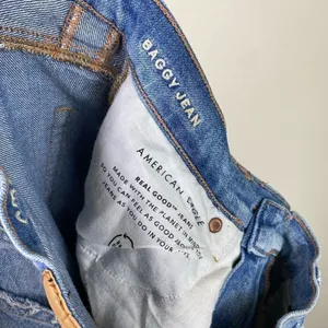 American Eagle Vintage Light Wash Distressed Denim Baggy Jeans Size 0 thumbnail 5