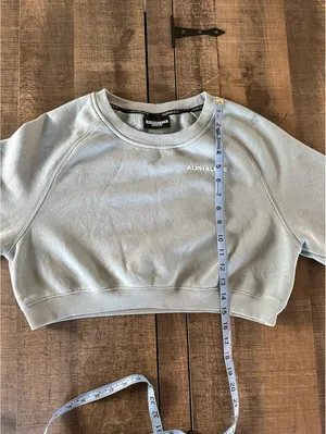 Alphalete Women's Cropped Sweatshirt - Medium thumbnail 4