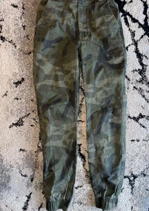 ⚠️SOLD⚠️Camo Joggers Green Size XS thumbnail 2