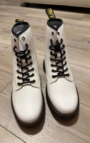 Dr. Martens Boots Women’s thumbnail 1
