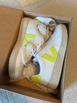 VEJA NIB Size 7  V-12 Jaune Fluo thumbnail 4